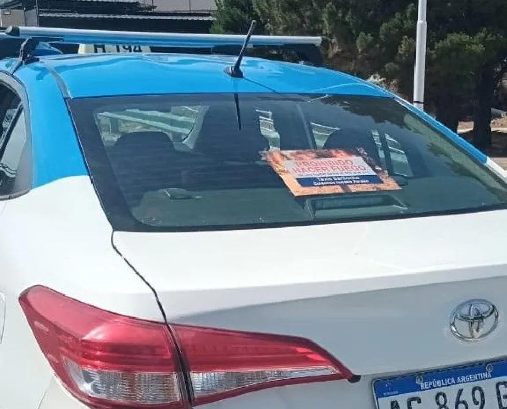 Concientización al volante, taxistas llevan cartelería informativa para evitar incendios. 