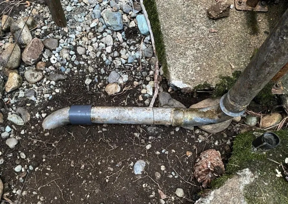 Gracias al trabajo comunitario, volvió el suministro a las familias. Fotos Noticias de El Bolsón.