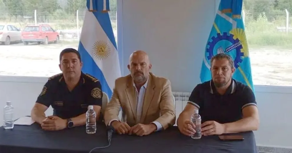 A pocos minutos de iniciado el incendio se observó el descenso de dos camionetas desde el lugar.