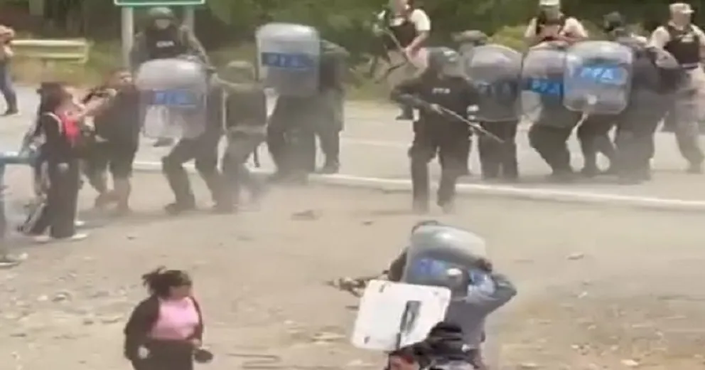 Una de las imágenes de la protesta y la intervención de las fuerzas.