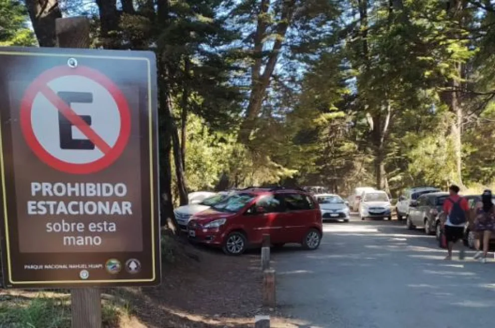 Una imagen que se repite durante los fines de semana en el acceso Parque Nacional Perito Moreno, camino a Cascada Los Duendes.