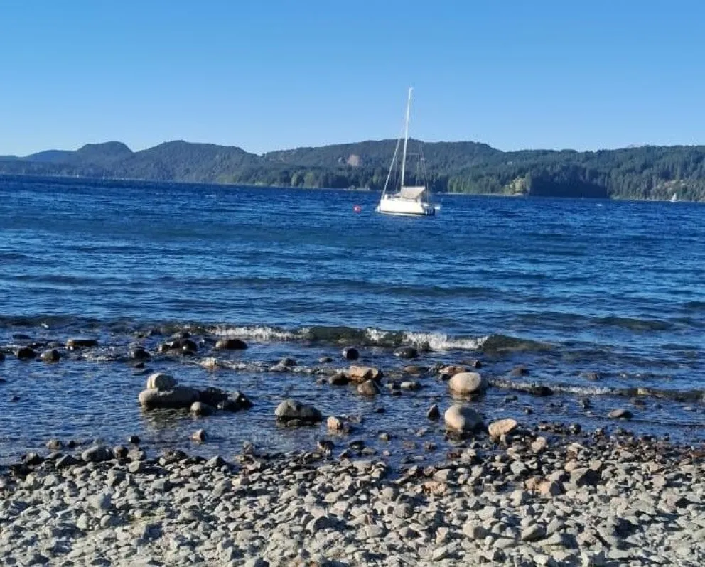El hombre quiso volver nadando a su embarcación pero no pudo. 