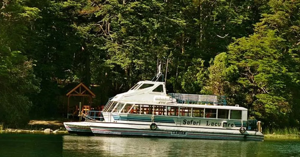 La embarcación que realizaba excursiones.