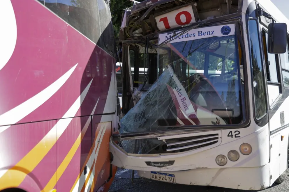 El impacto provocó daños en ambos vehículos de transporte. Fotos y video de Eugenia Neme.