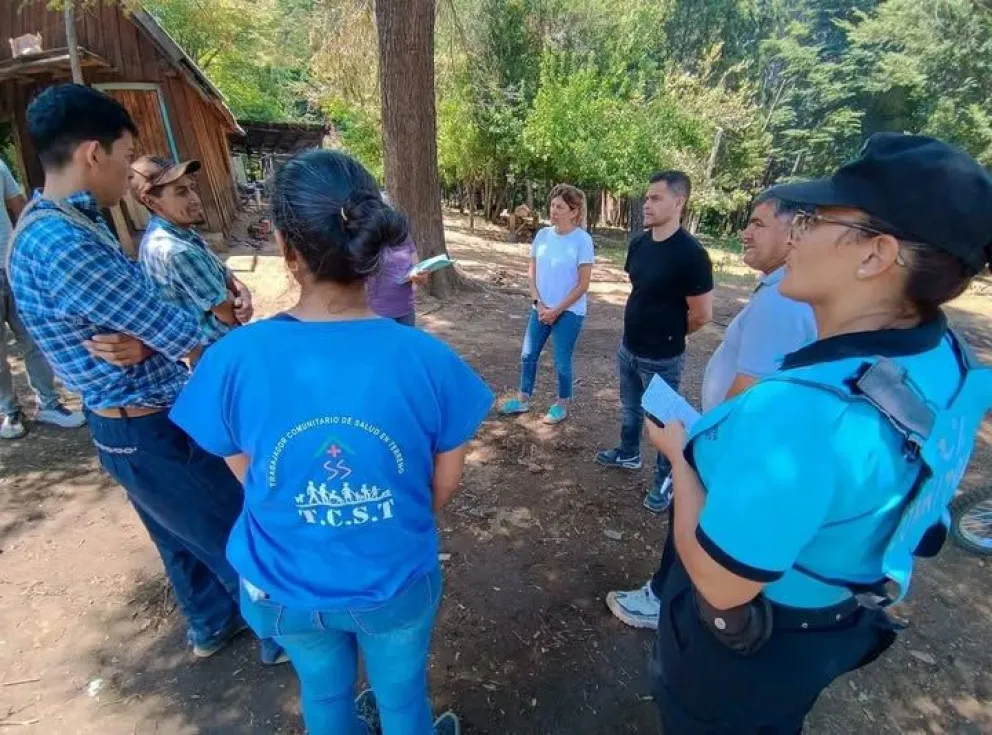 Equipos sanitarios realizan entrevistas para brindar asistencia. Foto Noticias de El Bolsón.
