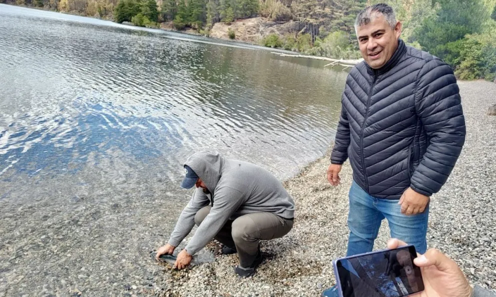 El intendente junto a un visitante en Puerto Patriada. Foto: Fabian Balaz 