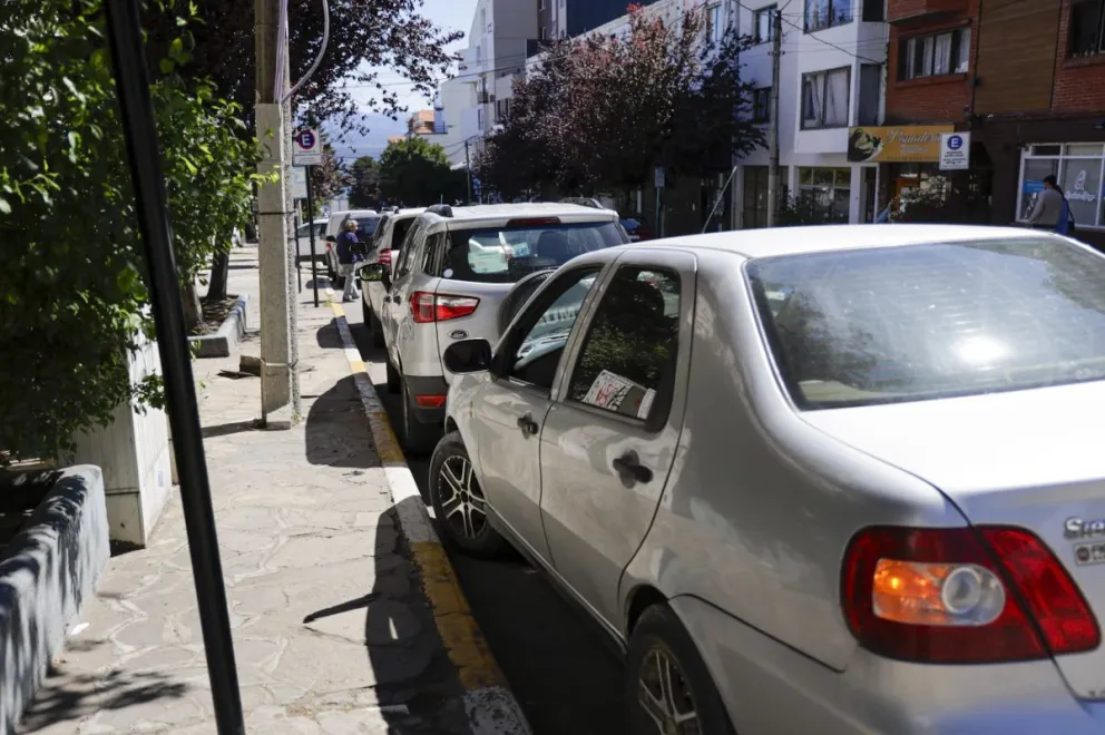 Encontrar un lugar público para estacionar es tarea difícil. Fotos Eugenia Neme.  