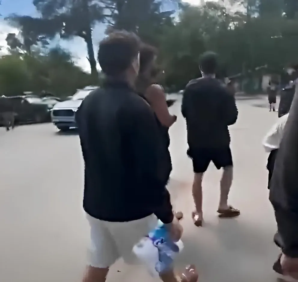 Hasta el momento, la organización de la Feria Regional de El Bolsón no emitió una comunicación oficial respecto a lo ocurrido.