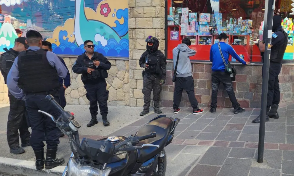 Tras la detención del vehículo, los dos ocupantes fueron aprehendidos. 