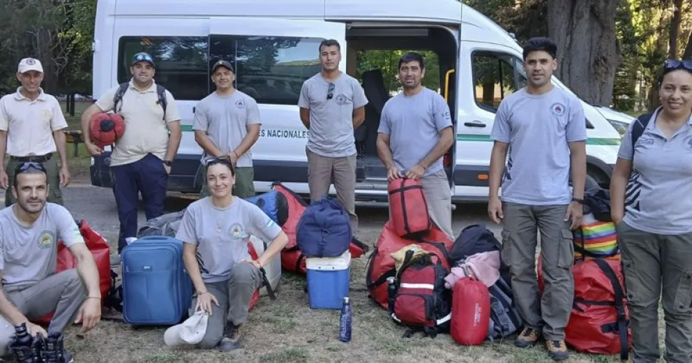 Ya regresó uno de los grupos que había combatido el fuego. Como parte de ese relevo, estos brigadistas viajan al Parque Nacional Los Alerces.