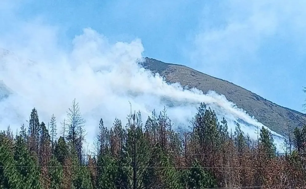 Epuyén continúa bajo emergencia por incendios forestales, con un operativo que se mantiene activo durante toda la jornada / Foto Info Chucao
