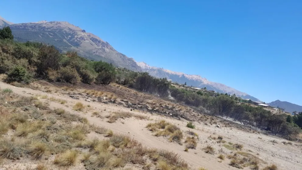 En plena emergencia ígnea se desató un incendio que fue contenido por el trabajo de SPLIF. 