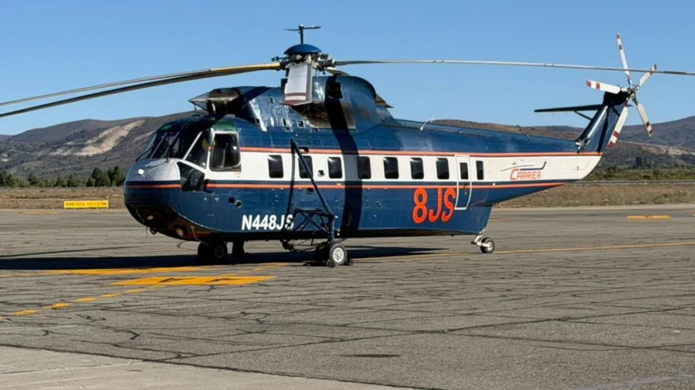 Este helicóptero puede trasladar hasta 17 brigadistas y descargar 4.500 litros de agua por disparo.