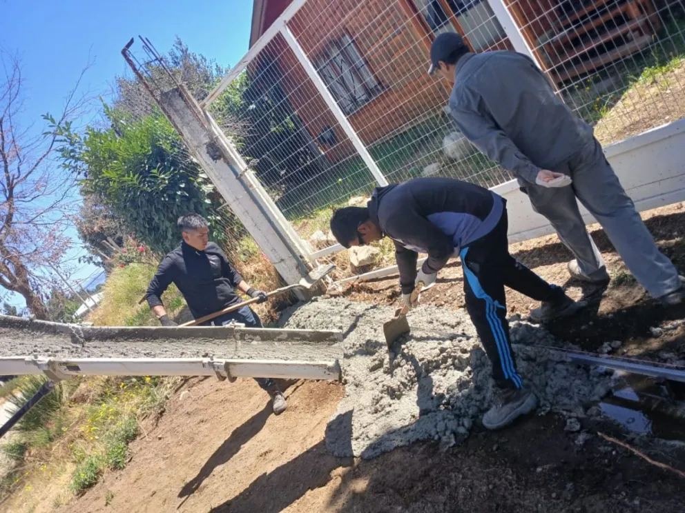 Para proteger los móviles que ingresan o egresan del destacamento.