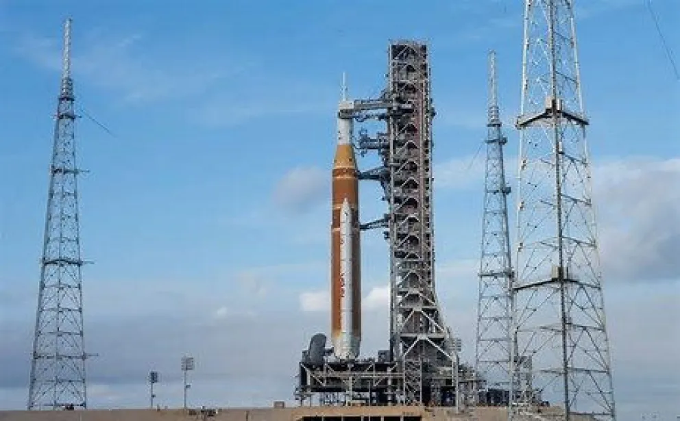 Milei dice que tecnología del país irá a la Luna porque ahorró en ciencias políticas y sociales.