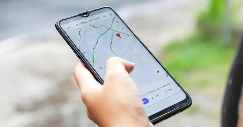 El robo se efectuó cuando ella entró a un mercado, al volver al automóvil el celular ya no estaba.