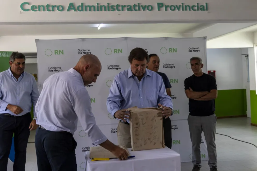 El gobernador Weretilneck estuvo presente en el acto se llevó a cabo en la ciudad. Fotos Eugenia Neme.