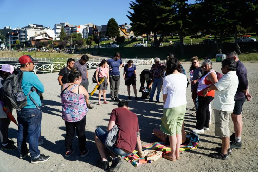 Encuentro junto al lago para reclamar por el modo de actuar del Gobierno de Javier Milei (fotos: Facundo Pardo).