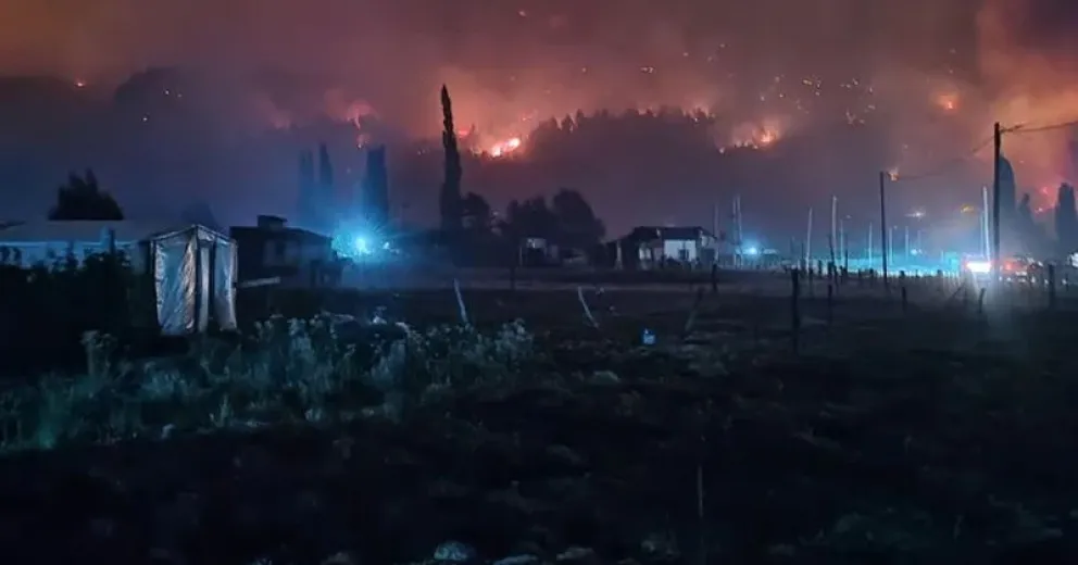 Parque Nacional Los Alerces: horas críticas, solo la lluvia puede salvar a Villa Lago Rivadavia