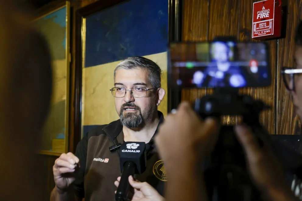 El director del Museo de la Patagonia, Eduardo Pérez; detrás suyo, la bandera que izó Moreno (fotos: Eugenia Neme).