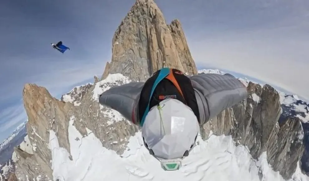 Boris Egorov, Vladimir Murzaev y Konstantin Jäämurd en el primer salto BASE desde el Fitz Roy . Foto: @dirtyclimbers.