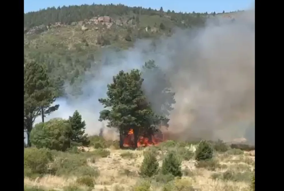 Las autoridades recomiendan respetar las indicaciones del personal que trabaja en la emergencia.