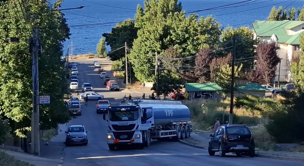 Demoras en el tránsito por un camión de YPF que no pudo terminar la cuesta de calle Ruiz Moreno. 