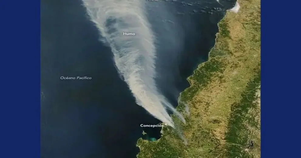 En la imagen se ve el avance del humo sobre el Pacífico.