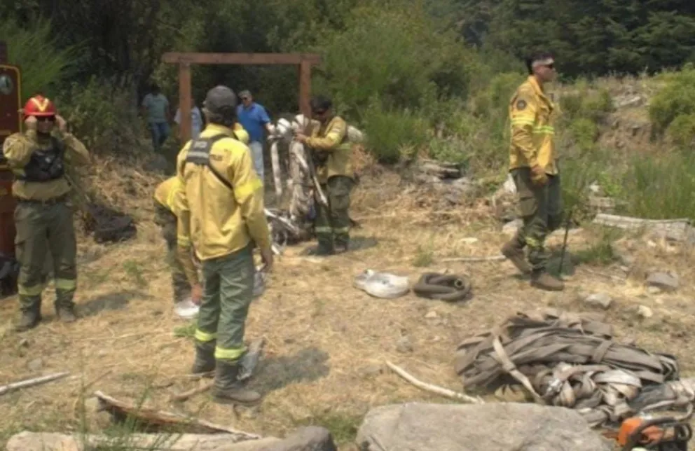 Se siguen sumando recursos para combatir el fuego. Foto PNLA.