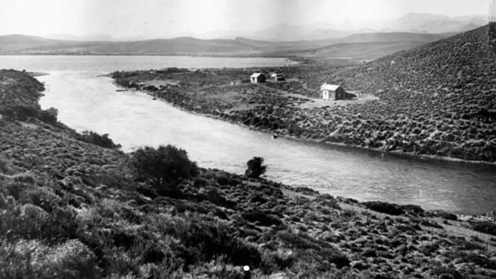 El nacimiento del Limay hacia 1912. Se asume que en ese paraje pernoctó Moreno en 1876. Archivo General de la Nación.