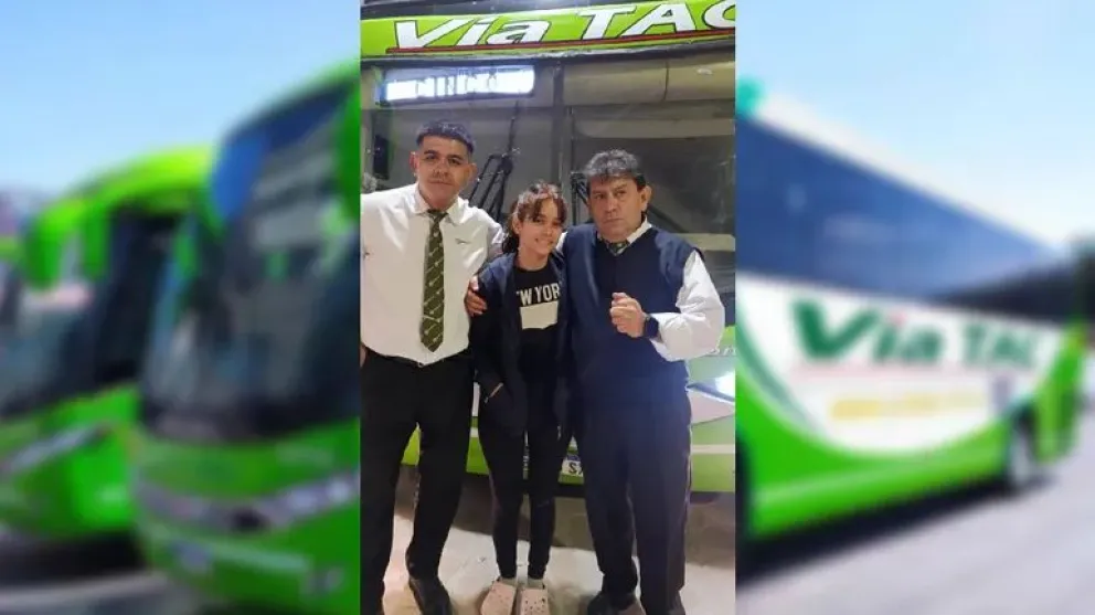La adolescente de 14 años abordó el colectivo sola, sin embargo los conductores no la dejaron en ningún momento / Foto LMCipoletti