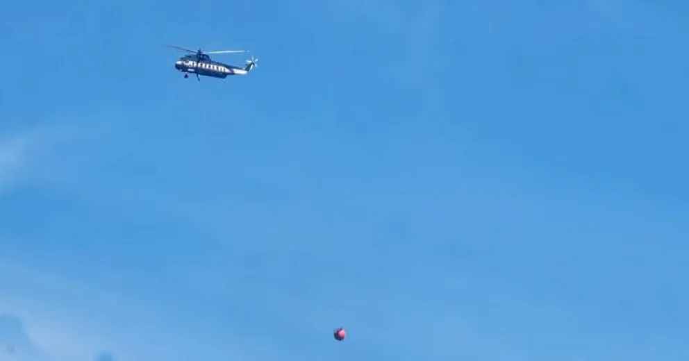 La fuerte presencia de la aeronave en el cielo de Bariloche puso en alerta a los vecinos.