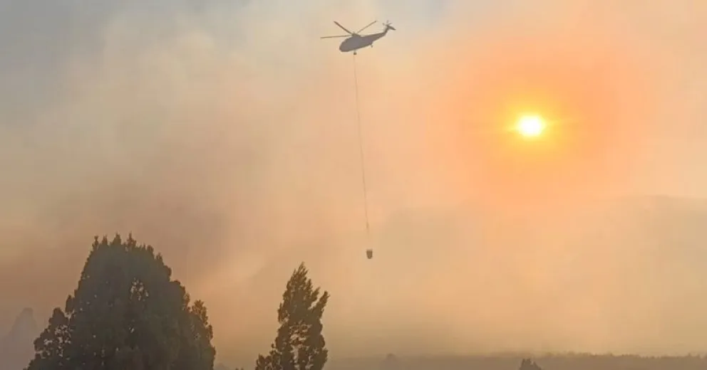 Otra jornada de enorme esfuerzo ante las llamas que avanzan.