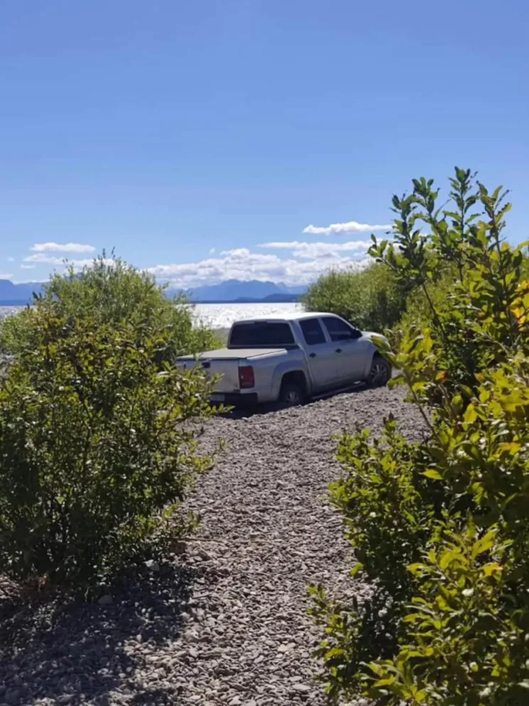Ingresó a una zona compleja, y terminó varado entre las rocas, en la costa del lago Nahuel Huapi. 