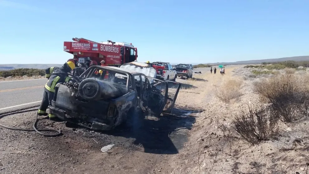 Las llamas consumieron por completo la camioneta, a la vera de la Ruta 234. 