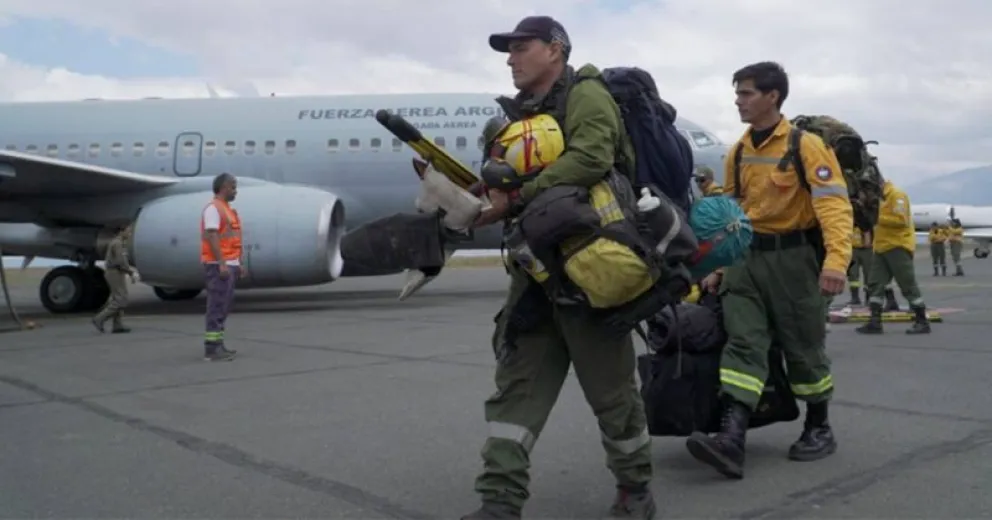 El viento y las altas temperaturas no dan respiro a la región, dificultando el combate de las llamas.