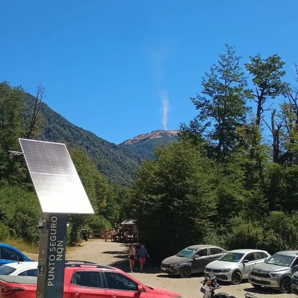 La columna de humo que permitió divizar el fogón ilegal en el Parque Nacional Lanín.