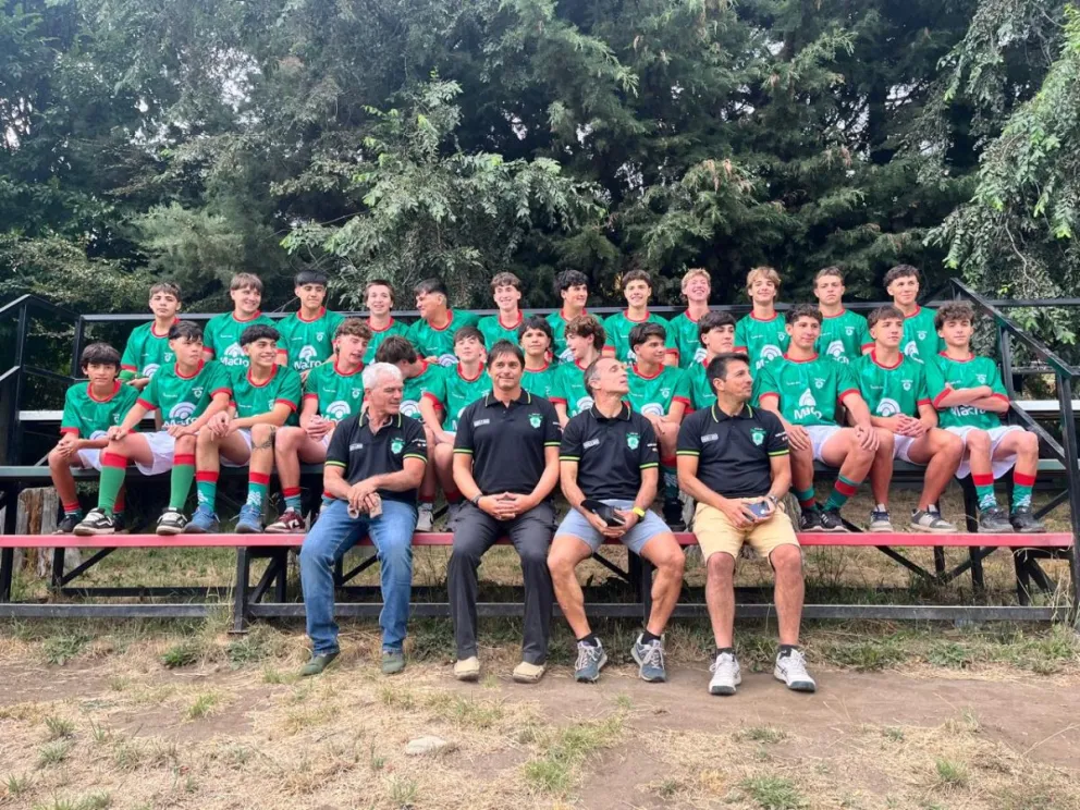 Jóvenes de la ciudad a punto de participar de una experiencia y un viaje únicos.