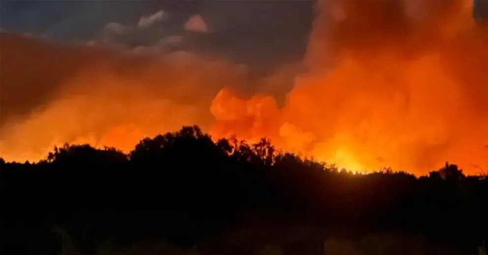 Las investigaciones de llevan adelante y de manera paralela se combate el fuego.