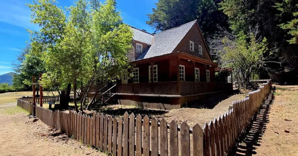 Posee techos con pendientes pronunciadas para evitar la acumulación de nieve, un rasgo típico de la arquitectura de montaña.
