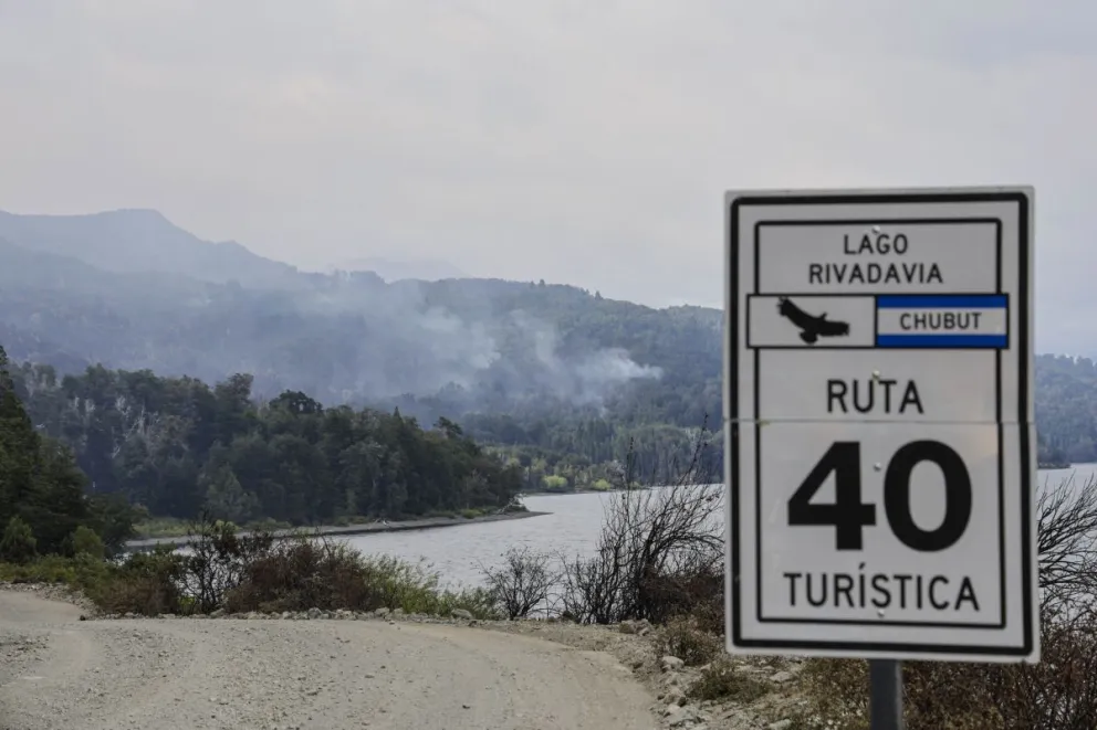 Los factores meteorológicos complican el combate del fuego. Foto de Eugenia Neme.