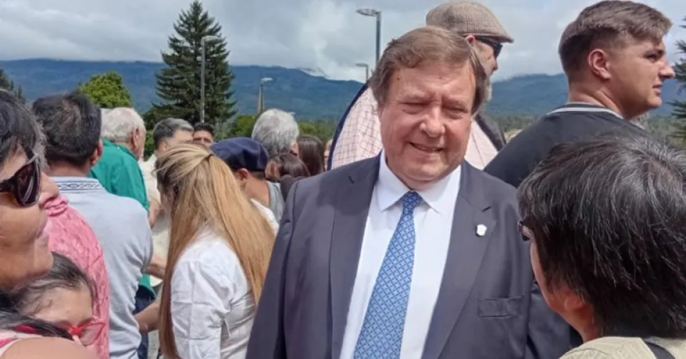 El gobernador presente en el acto oficial en la vecina localidad de El Bolsón.