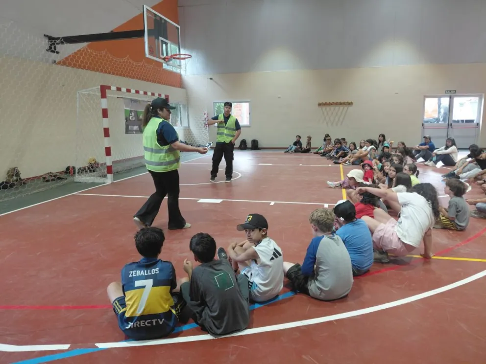 Un mensaje de responsabilidad y cuidado en la vía pública. Fotos Municipalidad de Bariloche.