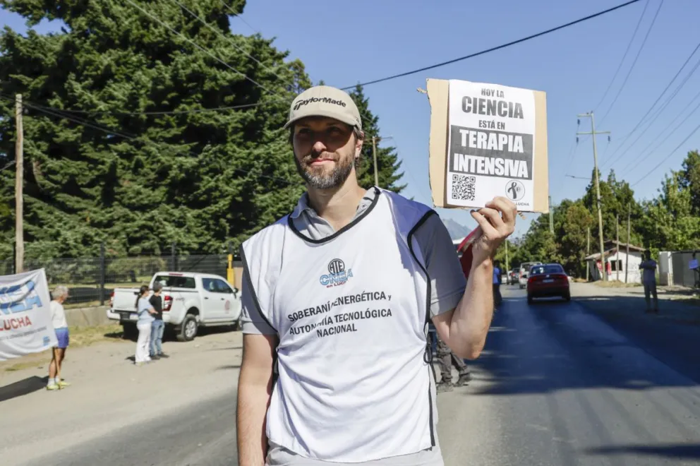 La medida será este lunes al mediodía, frente al Centro Atómico Bariloche, en defensa del organismo. Foto Eugenia Neme.