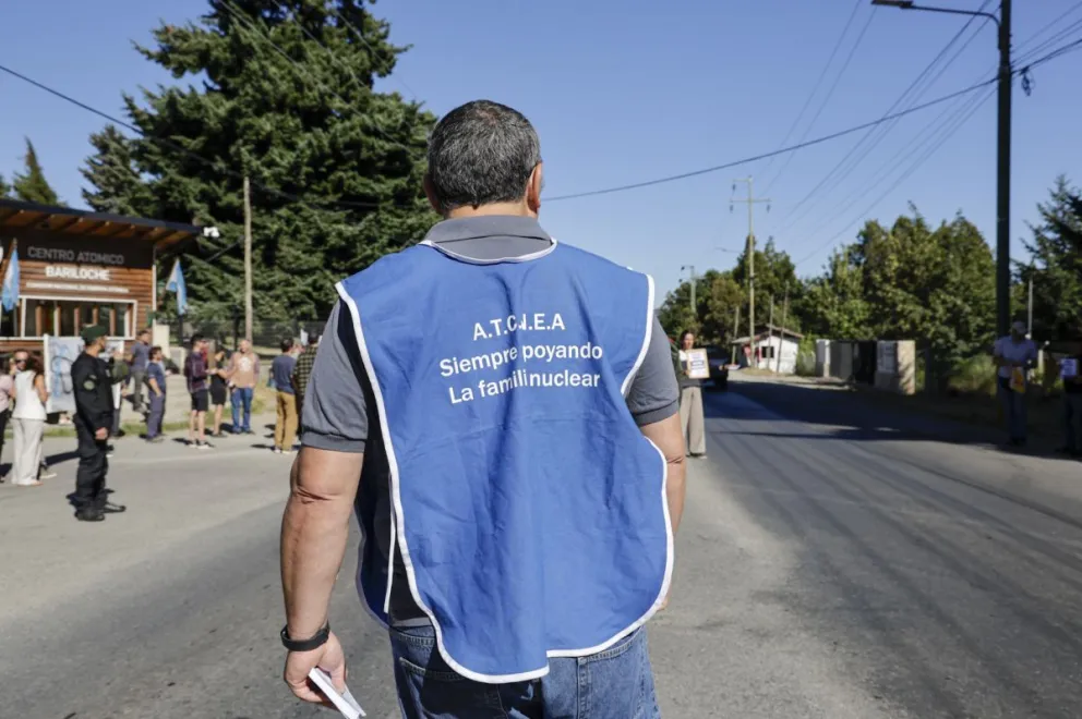 Los trabajadores en defensa de sus fuentes de trabajo. Fotos Euge Neme 