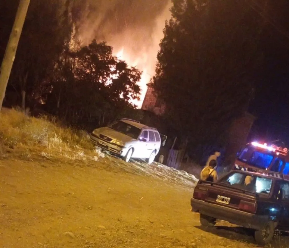 Unos 30 bomberos voluntarios trabajaron en el amplio operativo por el incendio de vivienda en el Alto de Bariloche. 