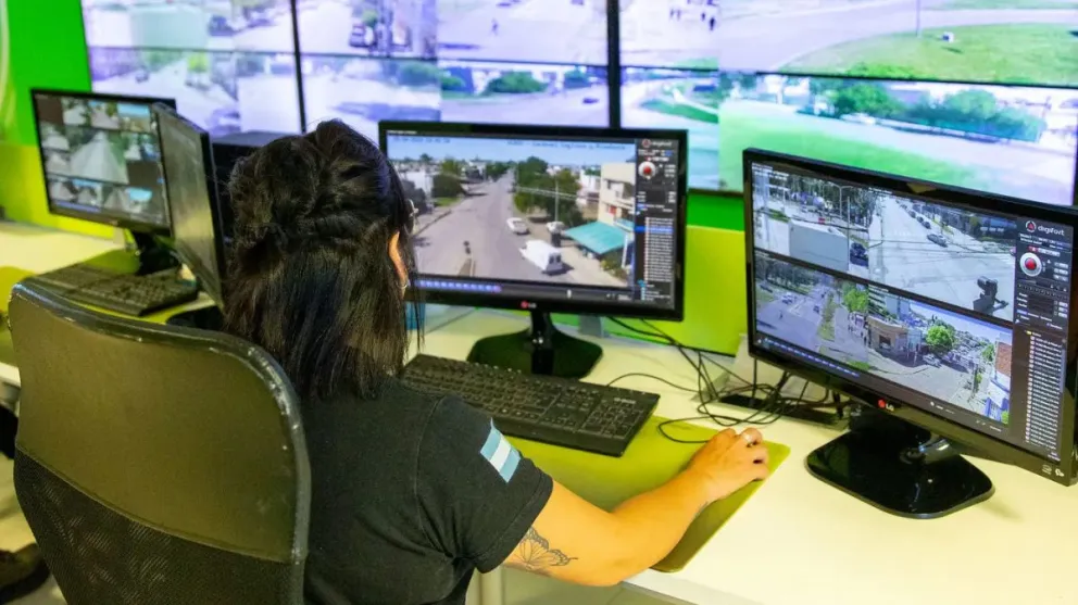 Los operadores de inmediato iniciaron el seguimiento de un auto sospechoso por las distintas cámaras de la zona.