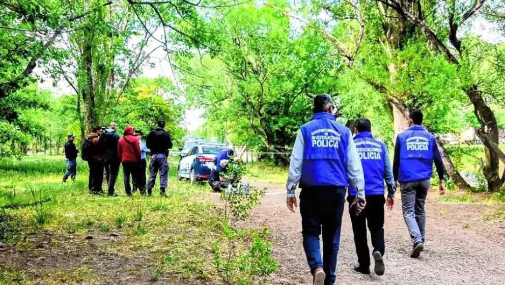 En el sitio del hallazgo, personal policial encontró las pertenencias del hombre junto a restos de bebida alcohólica.
