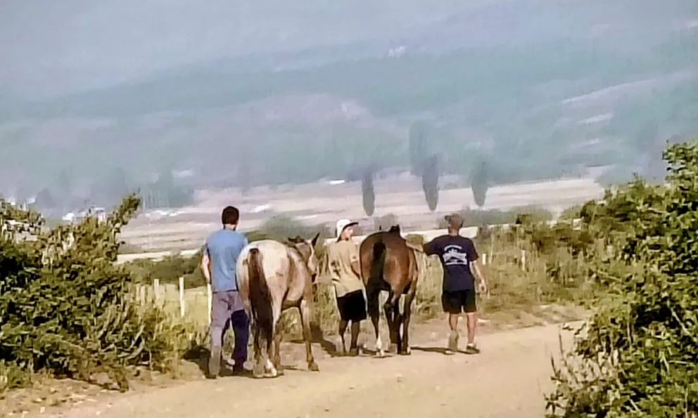 La pareja de Florencia se lleva los caballos entre el humo del incendio 