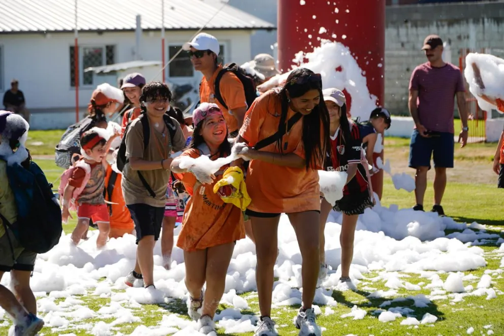 La espuma pareció adelantar el carnaval (fotos: Facundo Pardo).